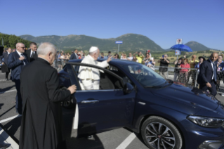 15-Visita del Santo Padre a las zonas afectadas por el terremoto de 2016 en la Di&#xf3;cesis de Camerino-Sanseverino Marche: Saludo a los habitantes