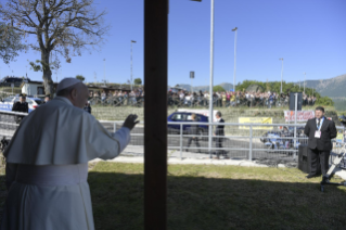 17-Visita del Santo Padre a las zonas afectadas por el terremoto de 2016 en la Di&#xf3;cesis de Camerino-Sanseverino Marche: Saludo a los habitantes