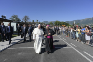 16-Visita del Santo Padre a las zonas afectadas por el terremoto de 2016 en la Di&#xf3;cesis de Camerino-Sanseverino Marche: Saludo a los habitantes