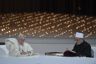 0-Dokument über die "Brüderlichkeit aller Menschen für ein friedliches Zusammenleben in der Welt", unterzeichnet von Papst Franziskus und dem Großimam von Al-Azhar, Ahamad al-Tayyib