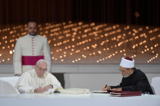 2-Dokument über die "Brüderlichkeit aller Menschen für ein friedliches Zusammenleben in der Welt", unterzeichnet von Papst Franziskus und dem Großimam von Al-Azhar, Ahamad al-Tayyib