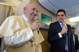 1-Viaje apostólico a los Emiratos Árabes Unidos: Saludo del Santo Padre a los periodistas durante el vuelo a Abu Dhabi