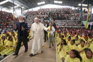 13-Viaje apost&#xf3;lico a Madagascar: Visita a la ciudad de la amistad de Akamasoa