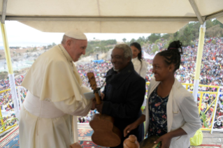 3-Viaje apost&#xf3;lico a Madagascar: Oraci&#xf3;n por los trabajadores