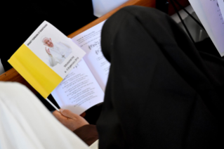 7-Viaggio Apostolico in Madagascar: Ora Media nel Monastero delle Carmelitane Scalze  