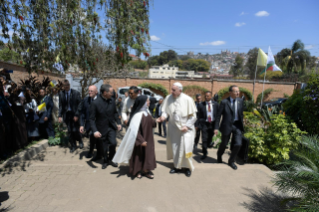 11-Viaggio Apostolico in Madagascar: Ora Media nel Monastero delle Carmelitane Scalze  