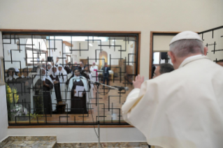 9-Viaggio Apostolico in Madagascar: Ora Media nel Monastero delle Carmelitane Scalze  