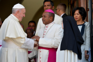 16-Viagem Apost&#xf3;lica a Madagascar: Hora M&#xe9;dia no Mosteiro das Carmelitas Descal&#xe7;as 