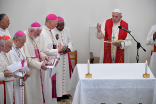 15-Viagem Apost&#xf3;lica a Madagascar: Hora M&#xe9;dia no Mosteiro das Carmelitas Descal&#xe7;as 