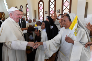 21-Viaggio Apostolico in Madagascar: Ora Media nel Monastero delle Carmelitane Scalze  