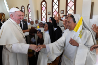 21-Viagem Apost&#xf3;lica a Madagascar: Hora M&#xe9;dia no Mosteiro das Carmelitas Descal&#xe7;as 