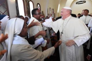 20-Viaggio Apostolico in Madagascar: Ora Media nel Monastero delle Carmelitane Scalze  