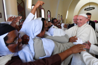 24-Viaggio Apostolico in Madagascar: Ora Media nel Monastero delle Carmelitane Scalze  