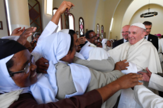 24-Viagem Apost&#xf3;lica a Madagascar: Hora M&#xe9;dia no Mosteiro das Carmelitas Descal&#xe7;as 