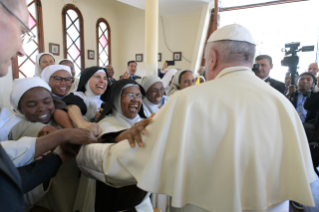 28-Viaggio Apostolico in Madagascar: Ora Media nel Monastero delle Carmelitane Scalze  