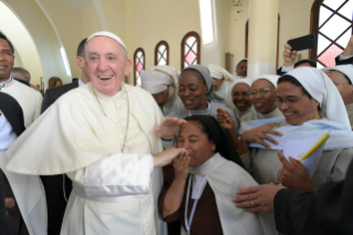 29-Viaggio Apostolico in Madagascar: Ora Media nel Monastero delle Carmelitane Scalze  