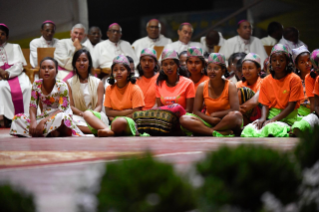 14-Viaggio Apostolico in Madagascar: Veglia con i Giovani  