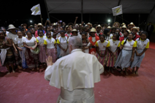 18-Viagem Apost&#xf3;lica a Madagascar: Vig&#xed;lia com os Jovens