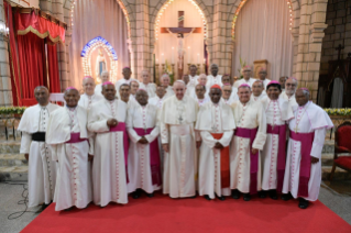 12-Viagem Apost&#xf3;lica a Madagascar: Encontro com os Bispos