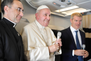 5-Viaje apost&#xf3;lico a Mozambique, Madagascar y Mauricio: Rueda de prensa del Santo Padre durante el vuelo de regreso a Roma