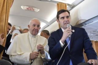 0-Viaggio Apostolico in Marocco: Incontro del Santo Padre con i giornalisti durante il volo diretto a Rabat