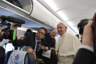 4-Viagem Apostólica ao Marrocos: Encontro do Santo Padre com os jornalistas durante a viagem para Rabat