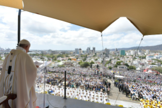 8-Apostolic Journey to Mauritius: Holy Mass  