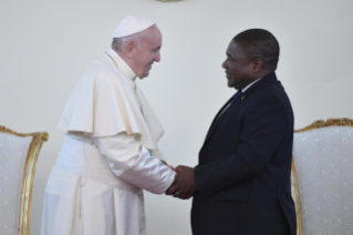 5-Apostolische Reise nach Mosambik: Begegnung mit den Vertretern der Regierung, der Zivilgesellschaft und mit dem Diplomatischen Korps