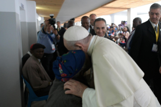 21-Viaje apost&#xf3;lico a Mozambique: Visita al Hospital de Zimpeto