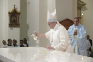26-Apostolic Journey to Panama: Holy Mass with the dedication of the altar of the Cathedral Basilica of Santa Maria la Antigua with priests, consecrated persons and lay movements