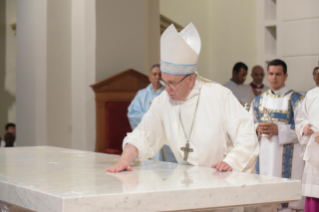 28-Apostolic Journey to Panama: Holy Mass with the dedication of the altar of the Cathedral Basilica of Santa Maria la Antigua with priests, consecrated persons and lay movements