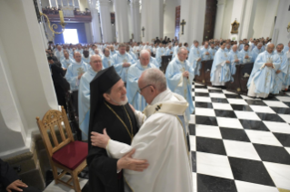 29-Apostolic Journey to Panama: Holy Mass with the dedication of the altar of the Cathedral Basilica of Santa Maria la Antigua with priests, consecrated persons and lay movements