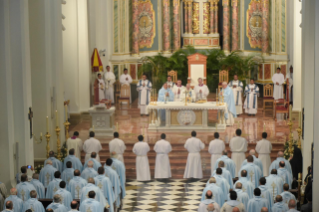 30-Apostolic Journey to Panama: Holy Mass with the dedication of the altar of the Cathedral Basilica of Santa Maria la Antigua with priests, consecrated persons and lay movements