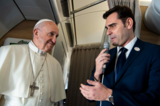 7-Viaje apost&#xf3;lico a Panam&#xe1;: Saludo del Santo Padre a los periodistas durante el vuelo de ida