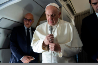 1-Apostolic Journey to Panama: Greeting to journalists on the flight to Panama