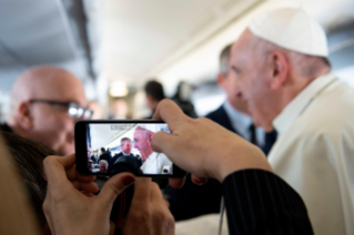 5-Viagem Apost&#xf3;lica ao Panam&#xe1;: Encontro com os jornalistas durante o voo para o Panamá