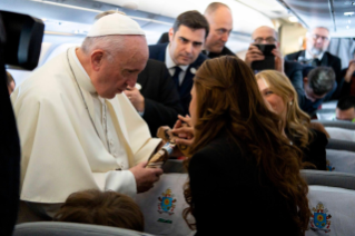 8-Viaje apost&#xf3;lico a Panam&#xe1;: Saludo del Santo Padre a los periodistas durante el vuelo de ida