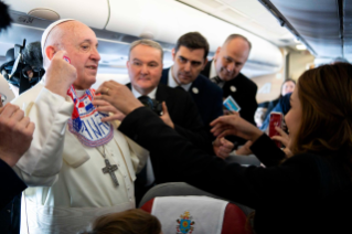 9-Viaje apost&#xf3;lico a Panam&#xe1;: Saludo del Santo Padre a los periodistas durante el vuelo de ida