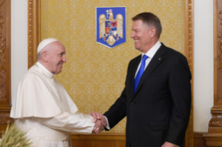 0-Apostolische Reise nach Rumänien: Begegnung mit Vertretern der Regierung, der Zivilgesellschaft und dem Diplomatischen Korps 