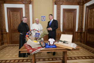 4-Apostolische Reise nach Rumänien: Begegnung mit Vertretern der Regierung, der Zivilgesellschaft und dem Diplomatischen Korps 