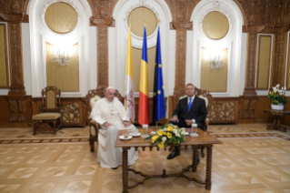 5-Voyage apostolique en Roumanie : Rencontre avec les autorités, la société civile et le corps diplomatique au Palais Cotroceni