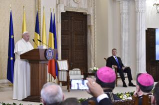 10-Voyage apostolique en Roumanie : Rencontre avec les autorités, la société civile et le corps diplomatique au Palais Cotroceni