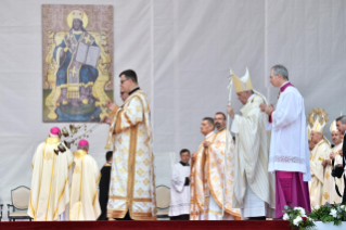 4-Viaje apostólico a Rumanía: Divina Liturgia con beatificación de los siete obispos greco-católicos mártires