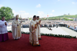 8-Viaje apostólico a Rumanía: Divina Liturgia con beatificación de los siete obispos greco-católicos mártires