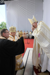 22-Viaje apostólico a Rumanía: Divina Liturgia con beatificación de los siete obispos greco-católicos mártires