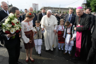 0-Apostolic Journey to Romania: Marian meeting with young people and families in the square in front of the Palace of Culture in Iasi