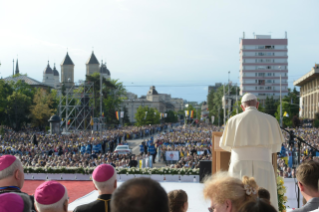 14-Apostolic Journey to Romania: Marian meeting with young people and families in the square in front of the Palace of Culture in Iasi