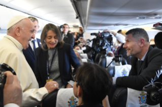 0-Viaggio Apostolico in Romania: Incontro del Santo Padre con i giornalisti durante il volo diretto a Bucarest
