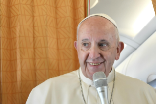 1-Viaggio Apostolico in Romania: Incontro del Santo Padre con i giornalisti durante il volo diretto a Bucarest