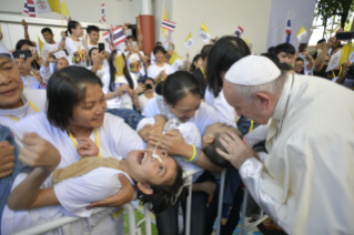 3-Voyage apostolique en Thaïlande : Rencontre avec le personnel médical du St. Louis Hospital